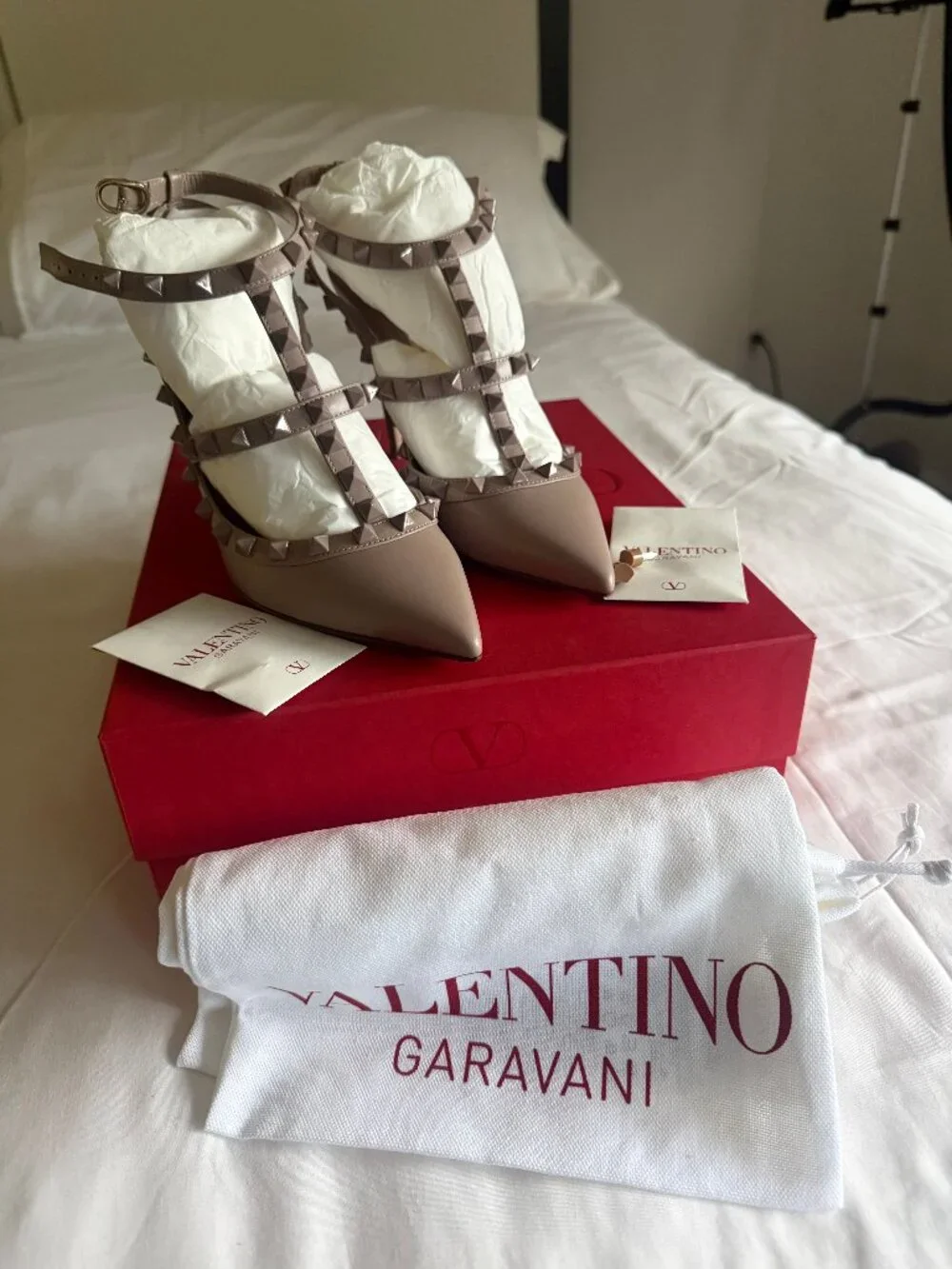 Valentino Garavani Rockstud Caged Pointed-Toe Pumps – Nude/Poudre – Full Set